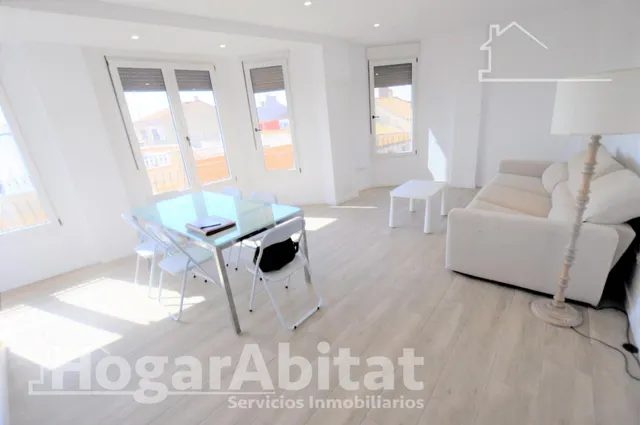 REFORMADO Y AMPLIO CON TERRAZA JUNTO AL AYUNTAMIENTO — 23
