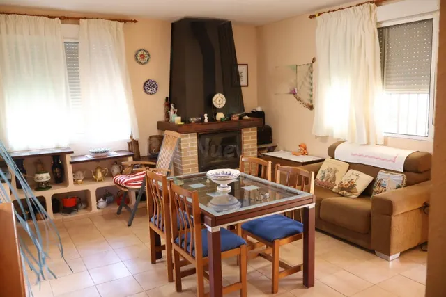 CHALET EN VENTA CON TERRENO Y PISCINA EN VALL D´ALBA - foto 2