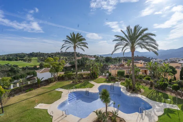 APARTAMENTO EN ALHAURIN GOLF CON TERRAZA CON BUENAS VISTAS, PARKING Y PISCINA Y JARDÍN COMUNITARIO — 2