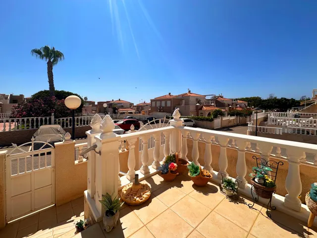 Encantador bungalow en esquina con jardín privado y vistas a la piscina — 8