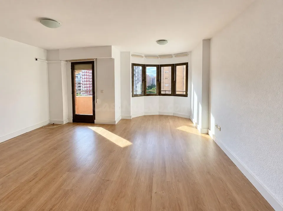 Piso reformado de 3 habitaciones con balcón