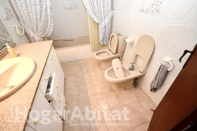 ESPACIOSA CASA CON LOCAL COMERCIAL, DOS TERRAZAS Y BALCÓN — 40