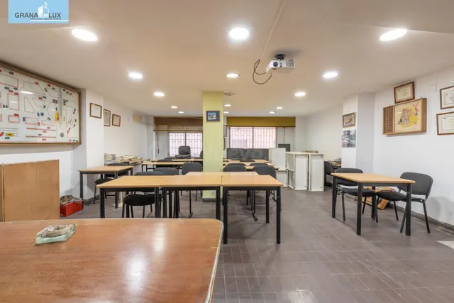 LOCAL COMERCIAL JUNTO A ÁNGEL GANIVET | ESPACIO Y UBICACIÓN. — 5