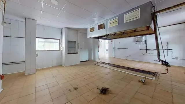 LOCAL EN VENTA EN EL PRAT DE LLOBREGAT (Barcelona). — 36
