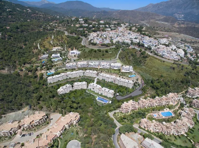 Exclusivo ático de 3 dormitorios en Benahavis con vistas al  - foto 2