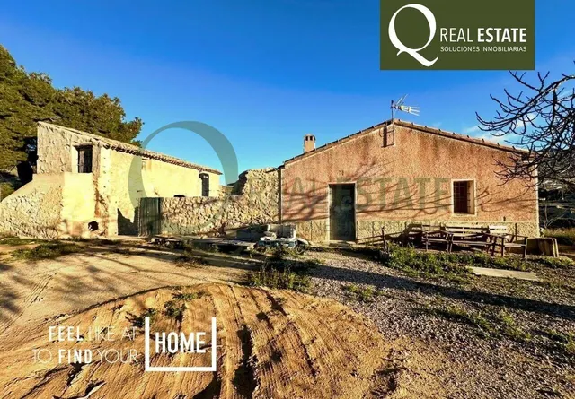 Finca rústica de 72.508 m2 en Tibi con casa tradicional.