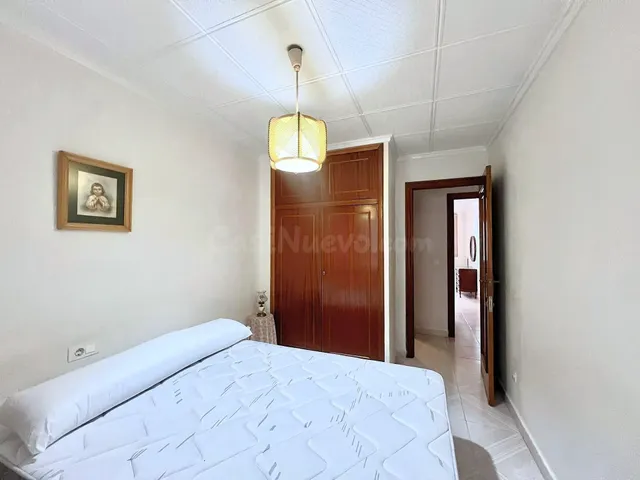 Amplio apartamento (aprox. 90 m2 - 2.ª planta) en primera línea de Playa del Acequión. Gran balcón con vistas al mar (suroeste), piscina comunitaria, cerca del centro, y directamente en la playa. — 17
