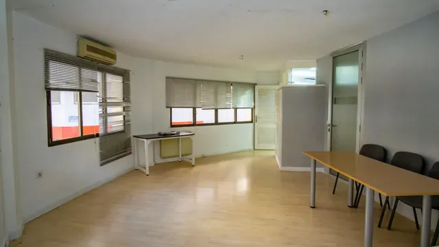 Entreplanta comercial, en el centro de la Gran Avenida de Elda. — 7
