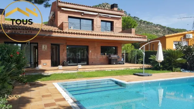 EXCLUSIVA CASA A 4 VIENTOS CON PISCINA Y VISTAS PANORÁMICAS 