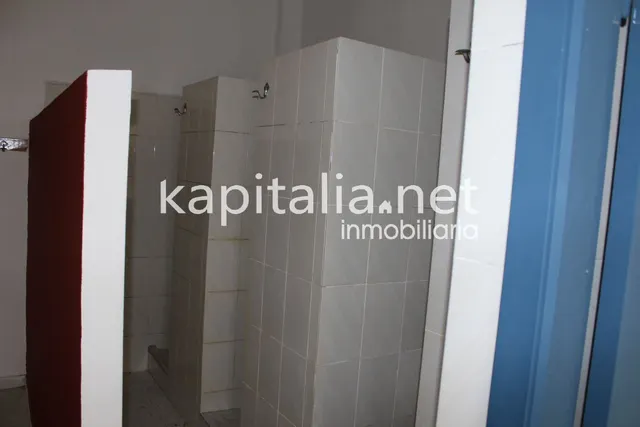 Se alquila  local comercial — 13