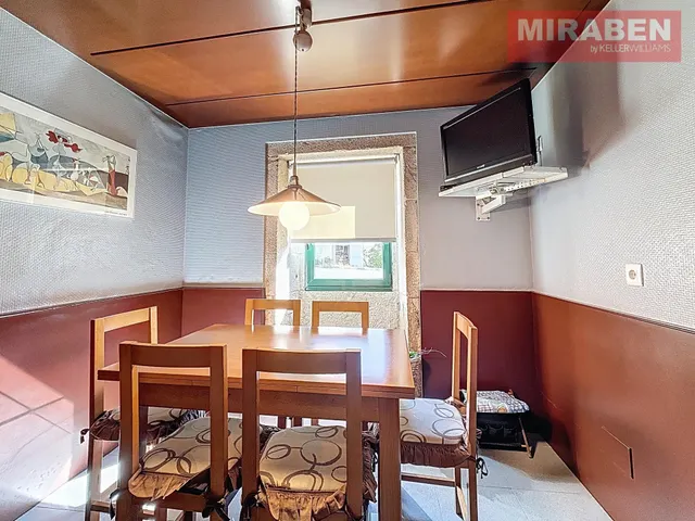 CASA EN VENTA EN RIANXO CON PATIO Y HORREO — 37