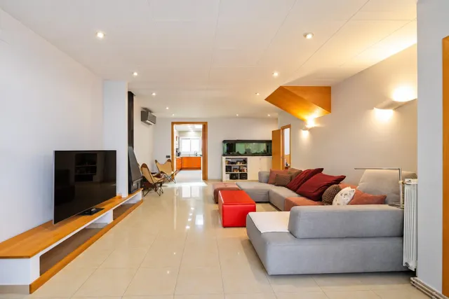 Casa adosada impecable de 4 dormitorios, placas solares y excelente ubicación en Empuriabrava. — 13