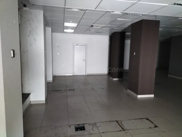SE VENDE LOCAL COMERCIAL EN CALLE ZAIDA 26 MADRID - foto 4