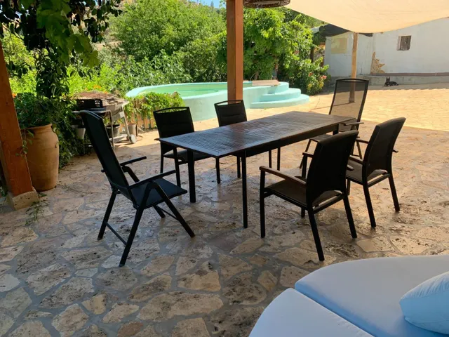 Se alquila chalet en coin buena zona — 15