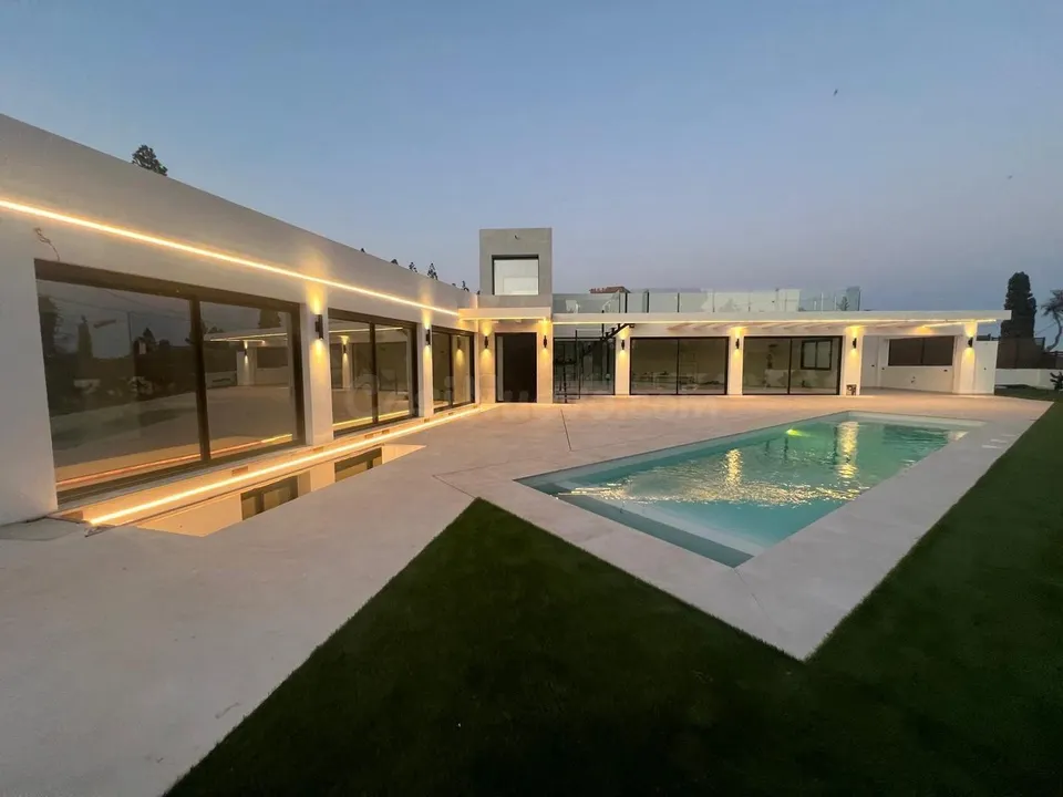 ÚLTIMA VILLA DISPONIBLE. Piscina privada junto al mar en El Chaparral