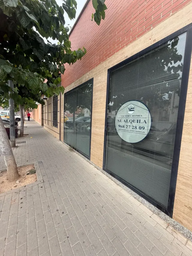 Local comercial de 111 m2 con gran potencial en El Campillo 