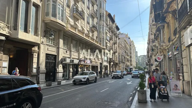 Local comercial en Calle de la Paz | 180 m2 y 3 huecos de fa - foto 5