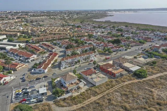 Tu refugio mediterráneo frente a la laguna rosa: un bungalow con amplio patio y muchas posibilidades — 22