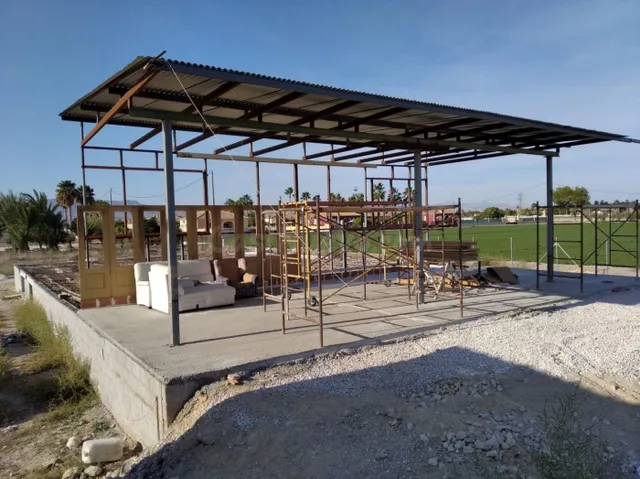 Parcela urbanizable con proyecto de chalet con piscina en Ca - foto 5