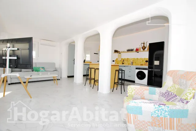 CASA SEMINUEVA Y ESQUINERA CON TERRAZA CERCA DE LA PLAYA — 7