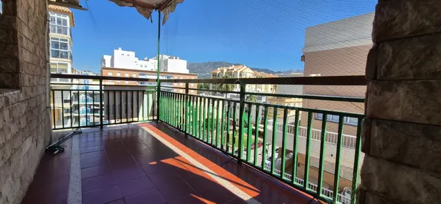 Amplío piso situado junto al mar entre el centro de Fuengiro