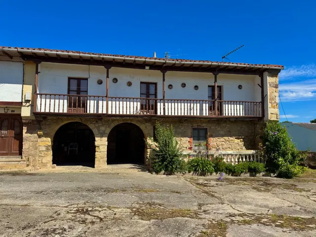 CONJUNTO DE EDIFICACIONES CON TERRENO URBANO EN LA REVILLA. — 8