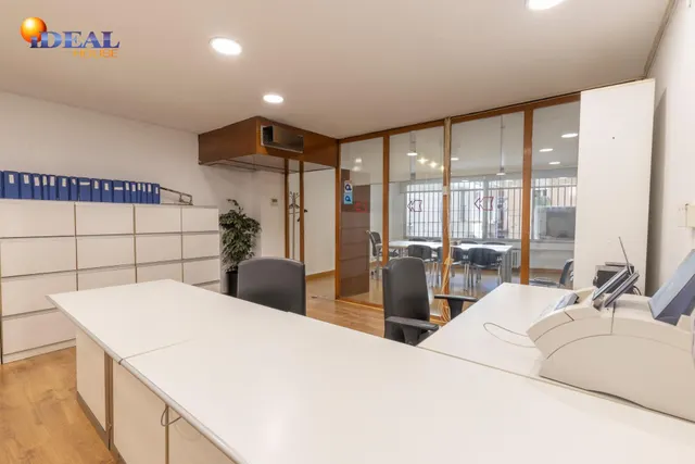 LOCAL COMERCIAL EN CALLE ÁNGEL GANIVET – UBICACIÓN PRIVILEGIADA — 28