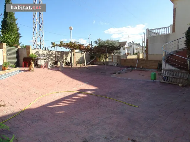 CASA UNIFAMILIAR ESQUINERA EN PARCELA 618M2 — 2