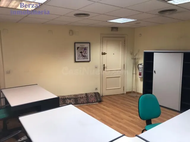 Oficina en el centro, edificio de oficinas, con trastero. MO - foto 5