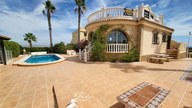 Chalet esquina de 3 Dormitorios y 3 Baños en parcela grande arreglada de 600m2 con piscina y garaje privado — 18