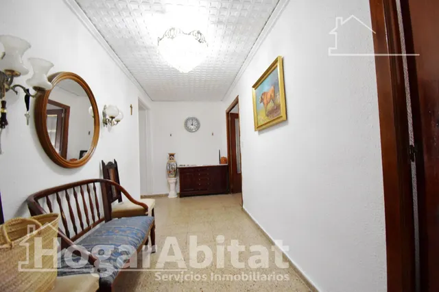 ¡4 DORMITORIOS! MUY AMPLIO CON BALCÓN EN EL CENTRO — 32