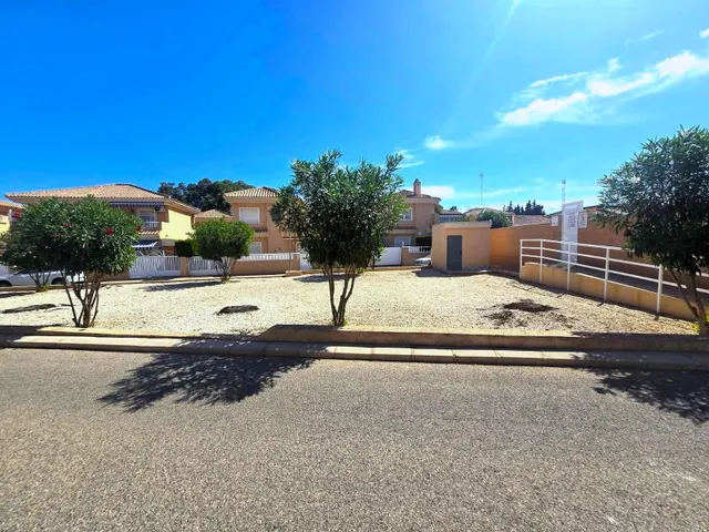 Amplia villa (aprox. 98 m2 + terrazas y garaje) con 3 dormitorios, 2 baños y gran piscina comunitaria. Cerca de colegios y comercios, y a solo 1,5 km de las playas de Punta Prima. — 50