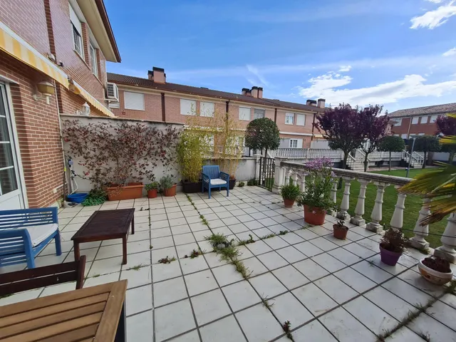 Chalet adosado en alquiler con terraza, piscina y dos plazas de garaje junto al Paseo de Zorrilla — 10
