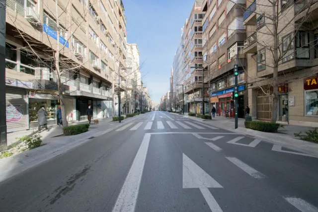 Local comercial junto a Mercado de San Agustín y a espaldas de Gran Vía. — 26