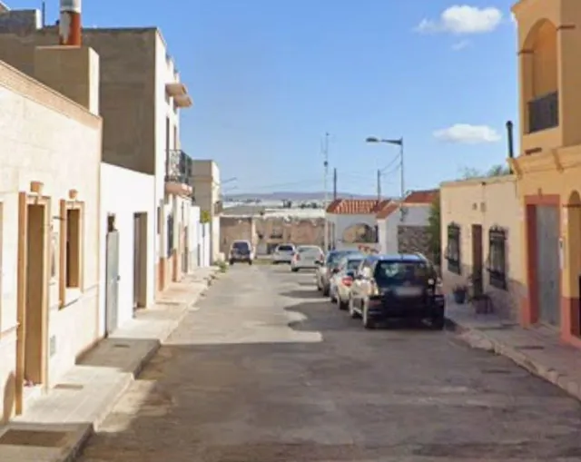 VIVIENDA UNIFAMILIAR ADOSADA OCUPADA POR PERSONA SIN JUSTO T - foto 2
