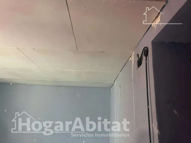 ¡ECONOMICA! AMPLIA CASA CON TERRAZA Y CON MUCHAS POSIBILIDADES — 32