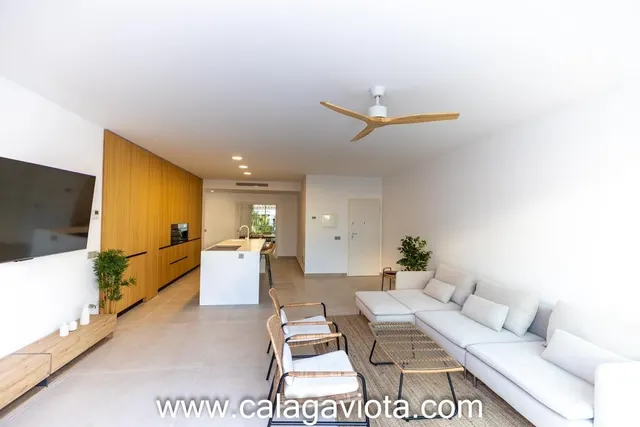 Planta baja con piscina privada y amplias terrazas — 13
