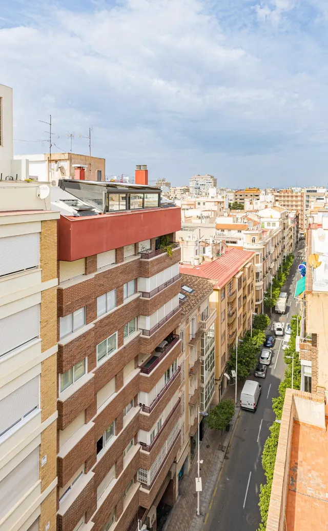 Ático en alquiler con vistas despejadas en zona Correos. — 23