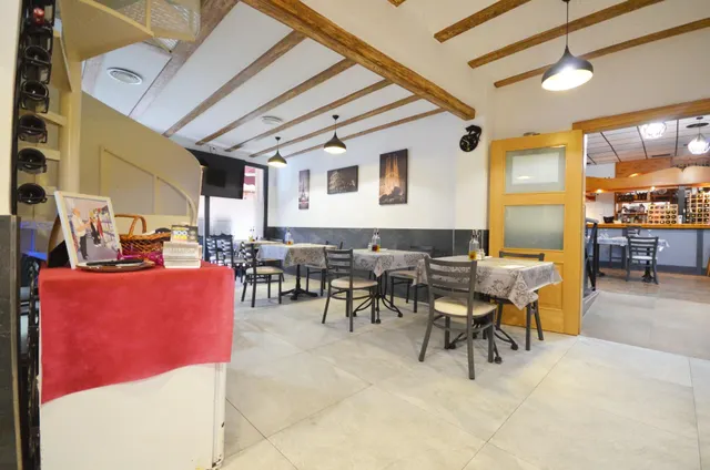 Negocio de restaurante-bar en funcionamiento en local esquinero de 402 m2 — 25
