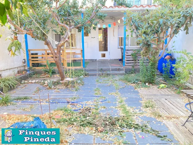 CASA PLANTA BAJA CON 2 VECINOS CON JARDÍN — 22