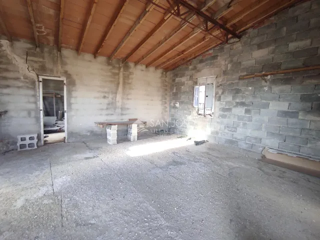 SE VENDE PARCELA RÚSTICA  DE 47.124 M CON CASA DIÁFANA EN ORITO. — 2