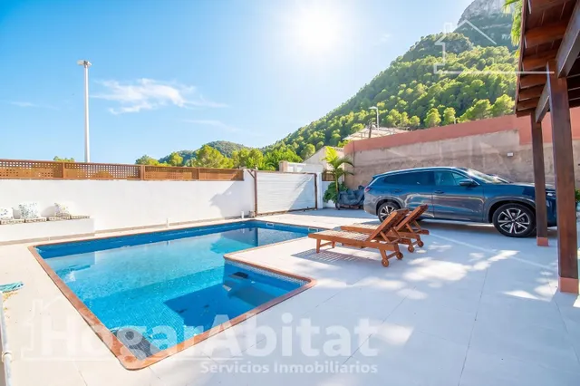 ¡CHALET DE LUJO! AMPLIO Y SOFISTICADO CON PARKING, PISCINA Y