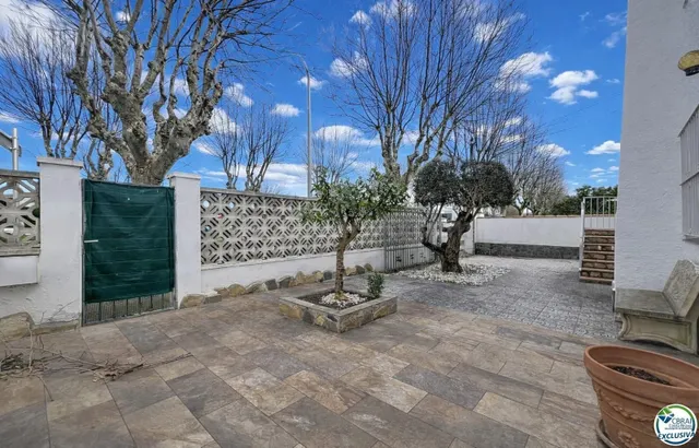 Casa dividida en 2 apartamentos con garaje en Empuriabrava. - foto 4