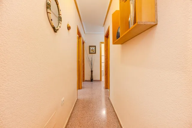 Amplio apartamento de 4 dormitorios en el corazón de Torrevieja — 34