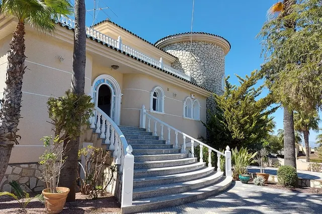 Estupenda villa con vistas al campo de golf y al mar. — 16