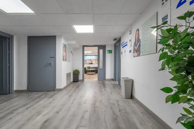 Venta de amplio y funcional local en zona inmejorable (avda. madrid) - Granada — 32