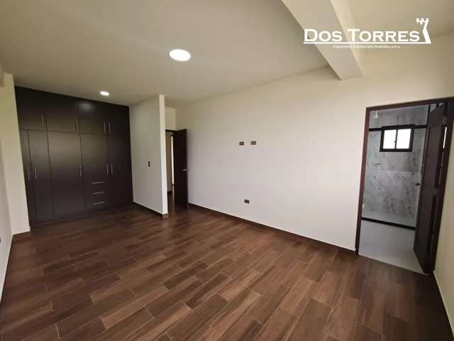 $us.- 129.500 Amplia casa nueva a estrenar, con 4 dormitorios, próximo a 4 esquinas. — 39