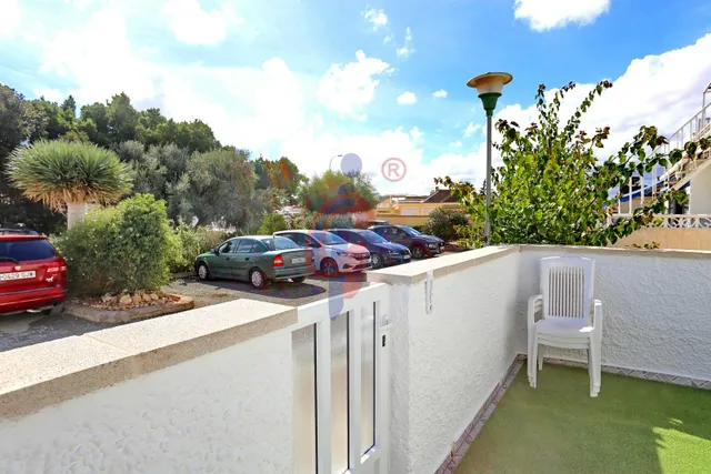 Se alquila encantador bungalow en planta baja en la urbanización San Luis, Torrevieja — 2