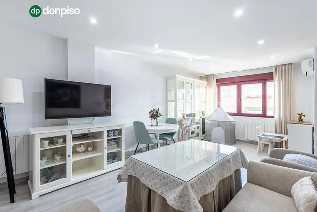 Amplia casa de 182 m2 con patio, gran sótano y a menos de 5 minutos del metro — 2