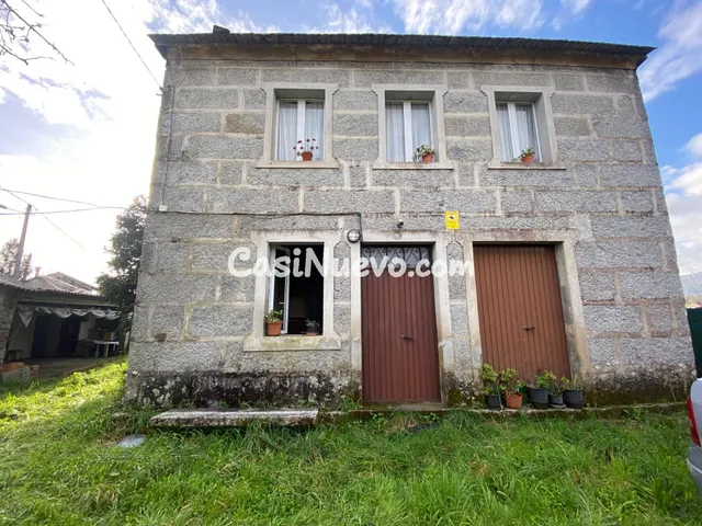 EN VENTA CASA DE PIEDRA CON TERRENO AMPLIO EN CALDAS DE REIS